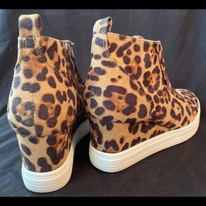 Wedge leopard print sneakers